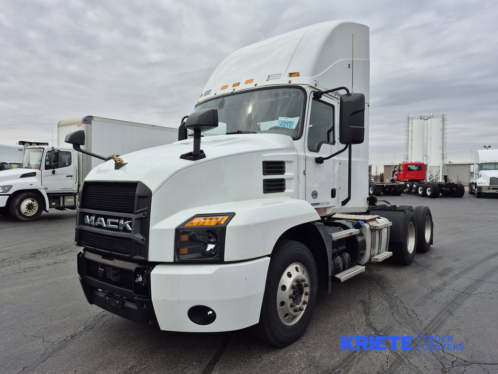 Glacier White 2019 MACK AN64T DC