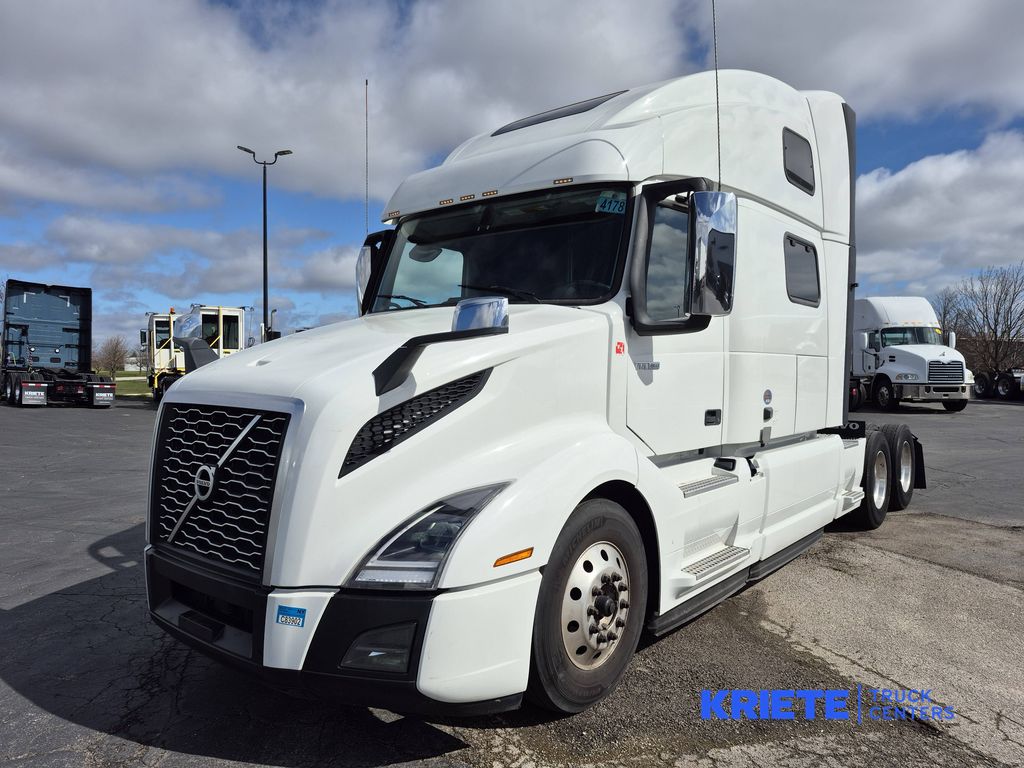 White 2023 VOLVO VNL64T860