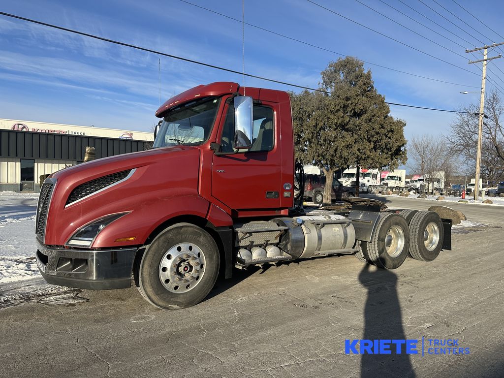 Image of 2020 VOLVO VNL64T300