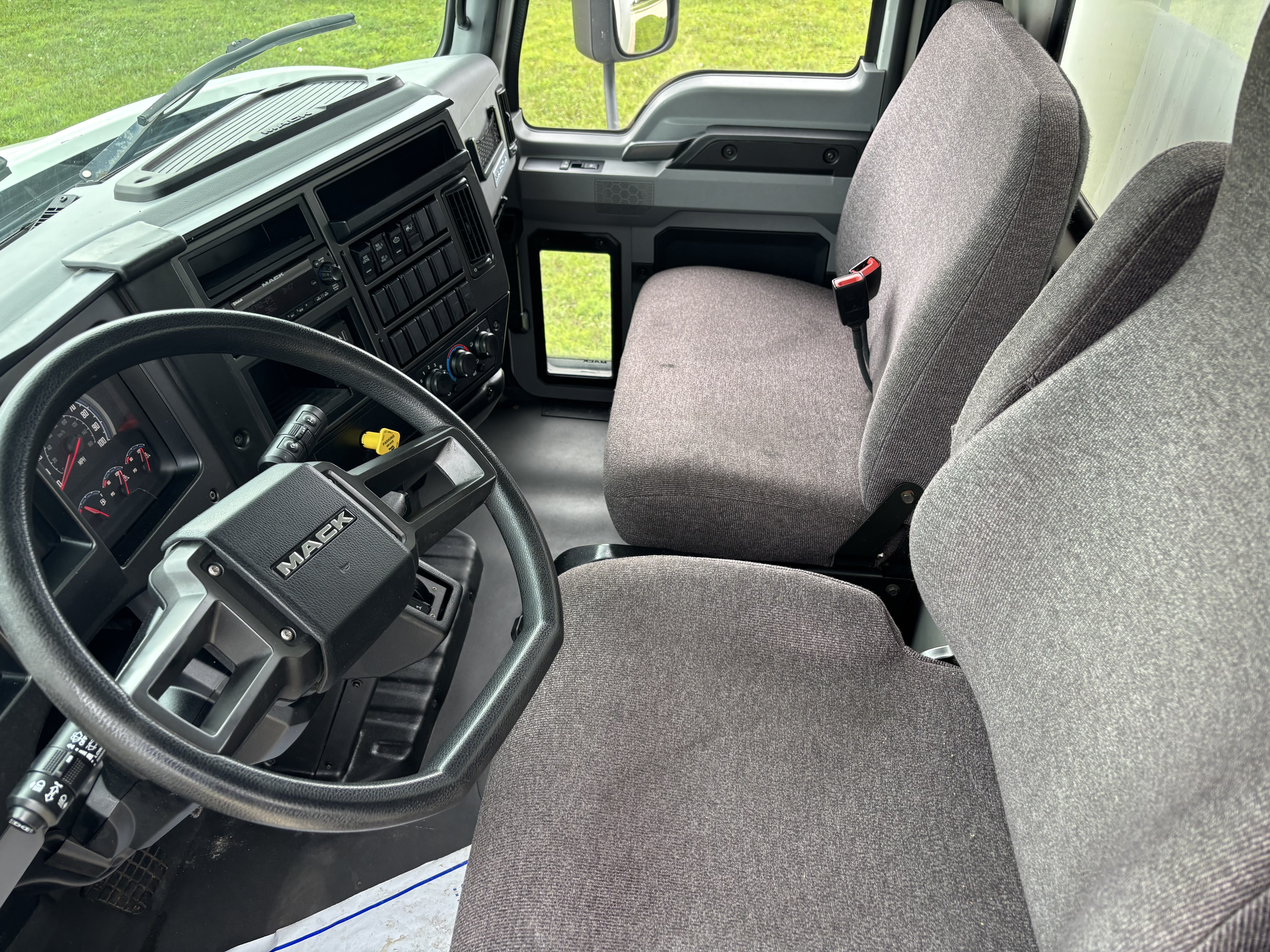 Slide images of 2022 MACK MD642