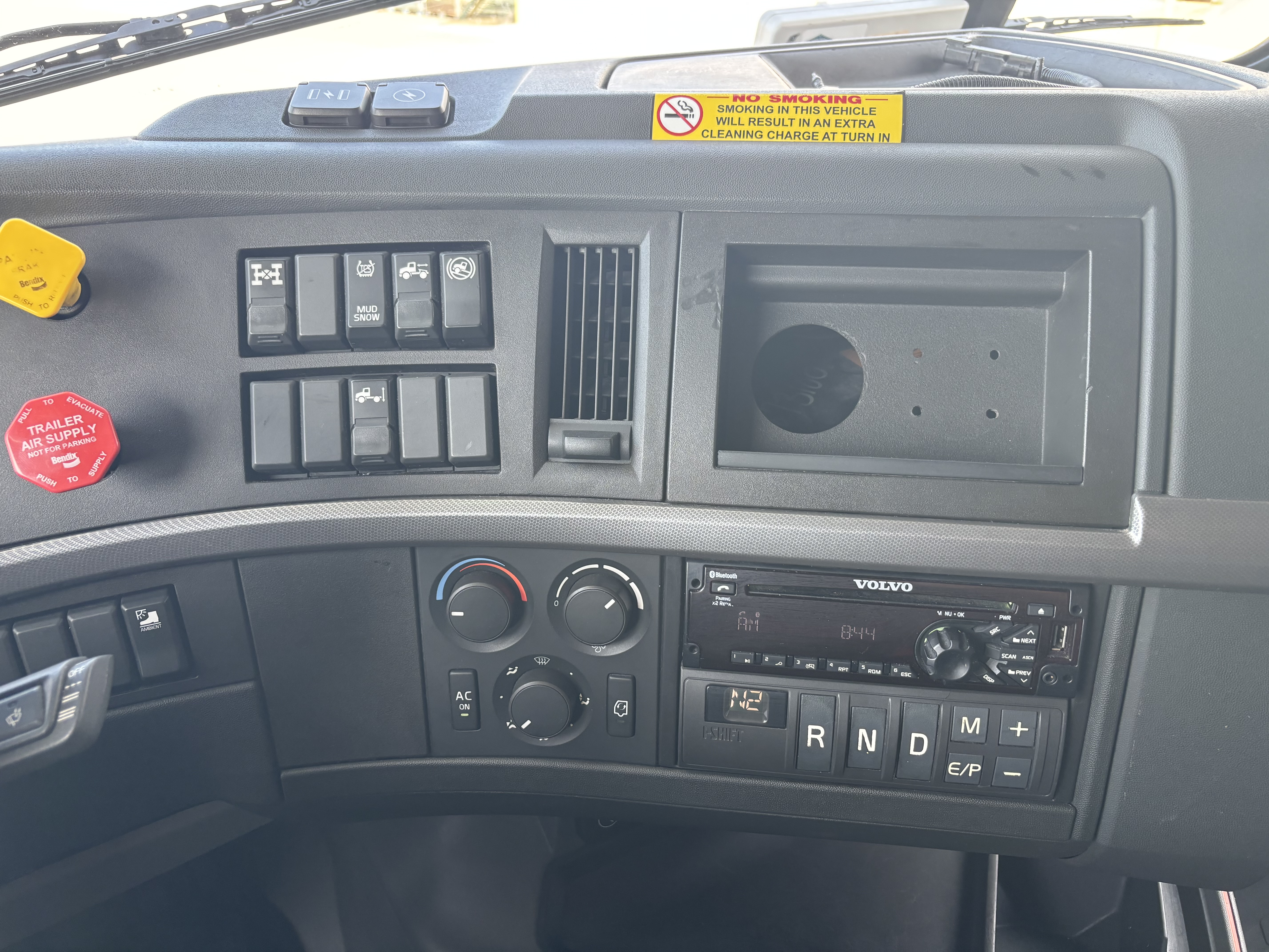 Slide images of 2019 VOLVO VNL64T-760