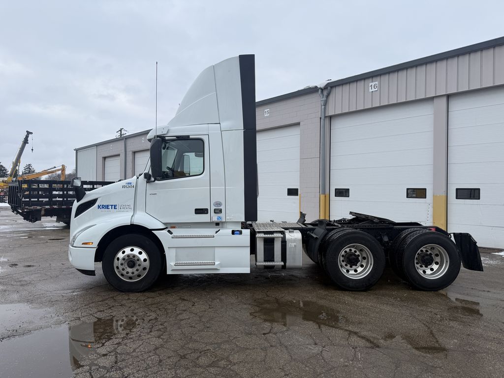 Slide images of Tandem Axle Day Cab Rentals
