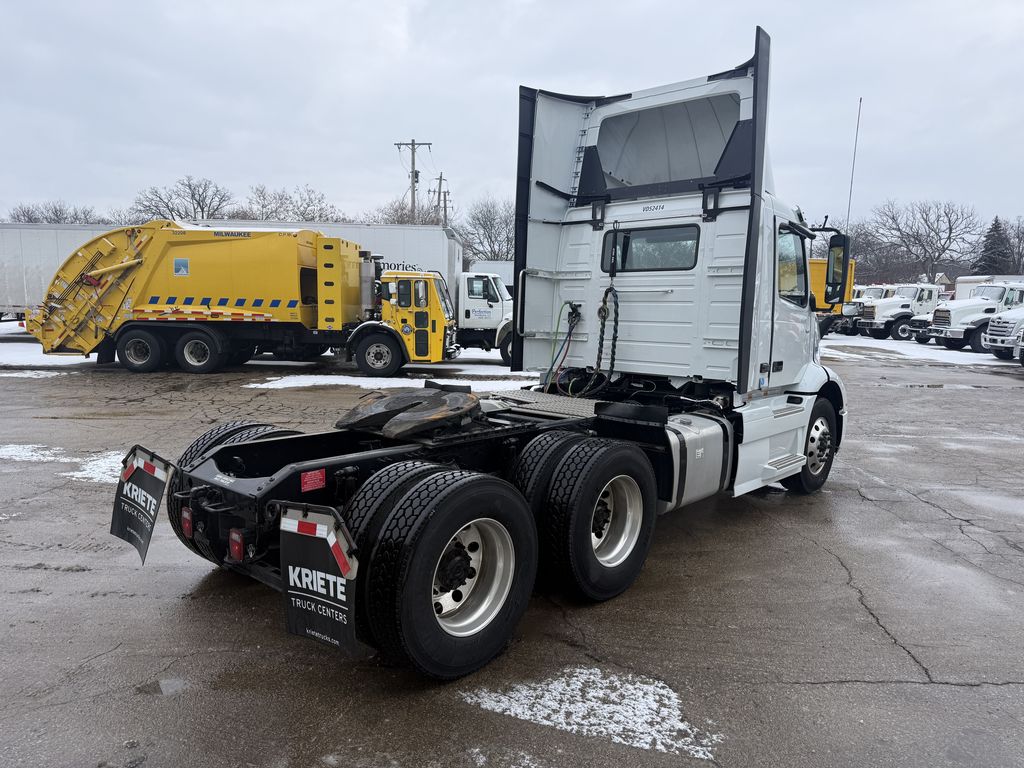 Slide images of Tandem Axle Day Cab Rentals