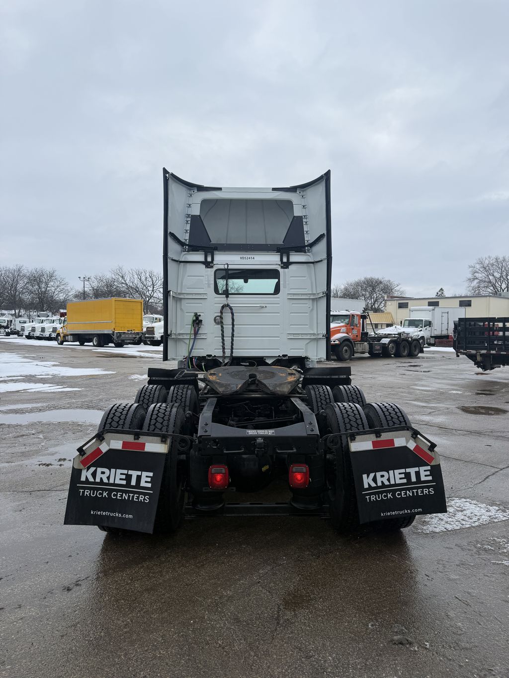 Slide images of Tandem Axle Day Cab Rentals