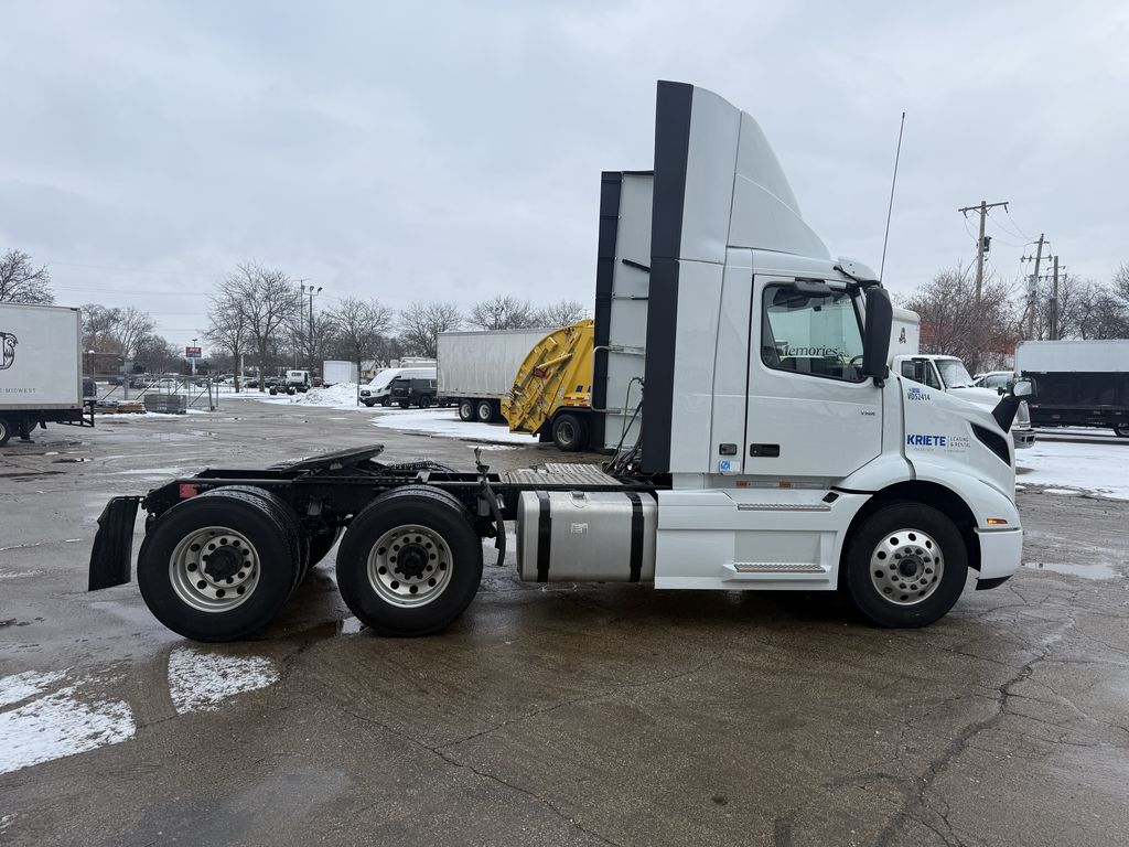 Slide images of Tandem Axle Day Cab Rentals