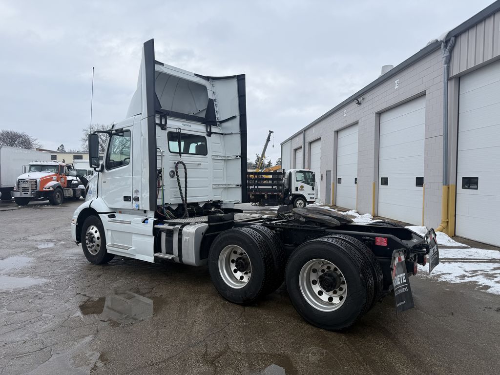 Slide images of Tandem Axle Day Cab Rentals