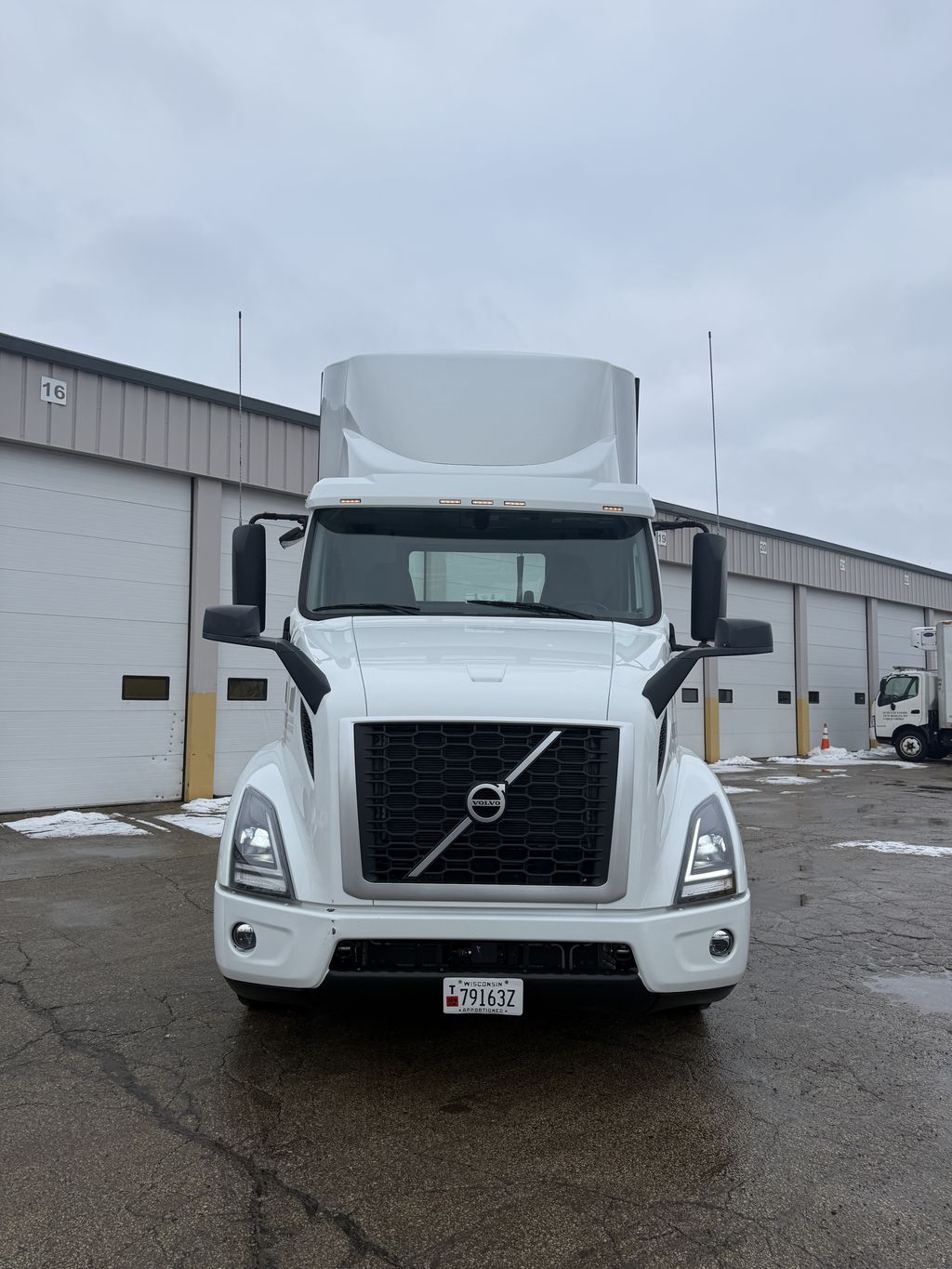 Slide images of Tandem Axle Day Cab Rentals