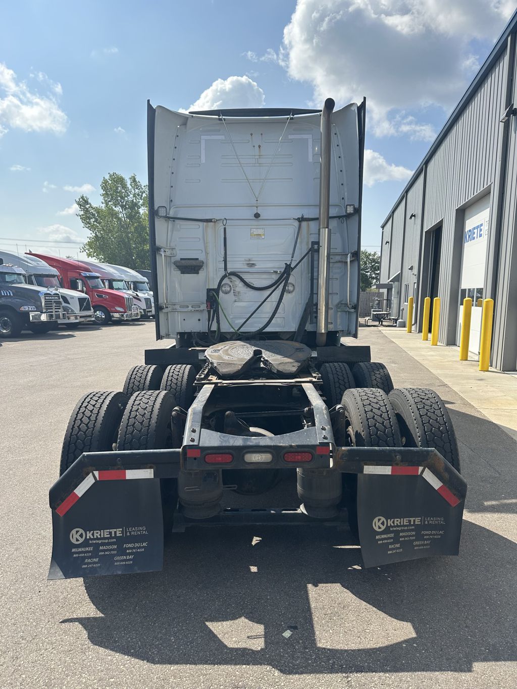 Slide images of Tandem Axle Sleeper Cab Rentals 