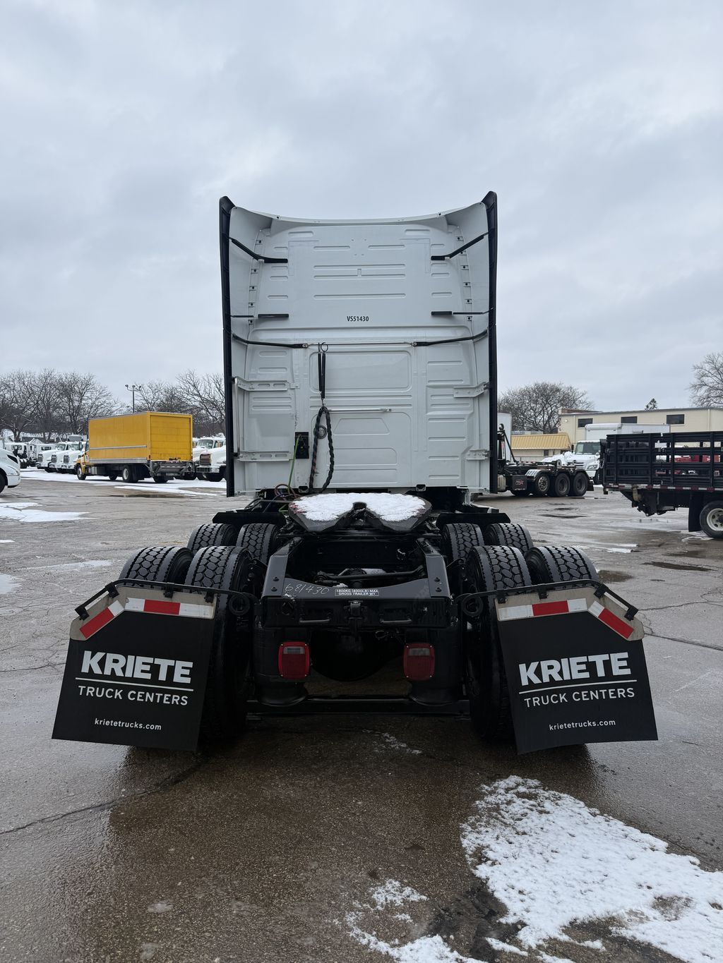 Slide images of Tandem Axle Sleeper Cab Rentals