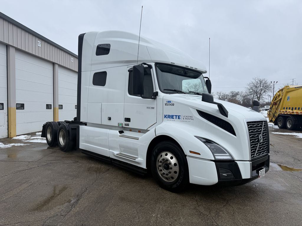 Slide images of Tandem Axle Sleeper Cab Rentals