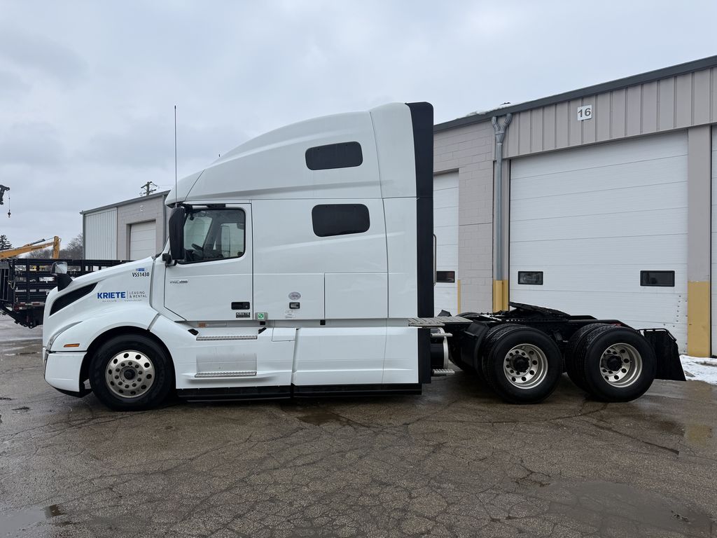 Slide images of Tandem Axle Sleeper Cab Rentals