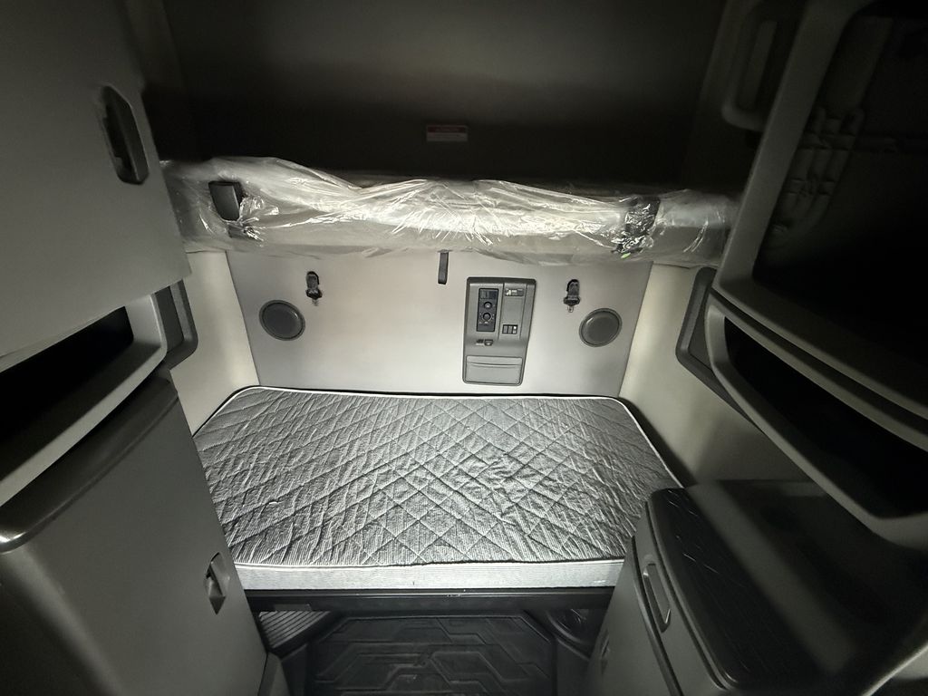 Slide images of Tandem Axle Sleeper Cab Rentals