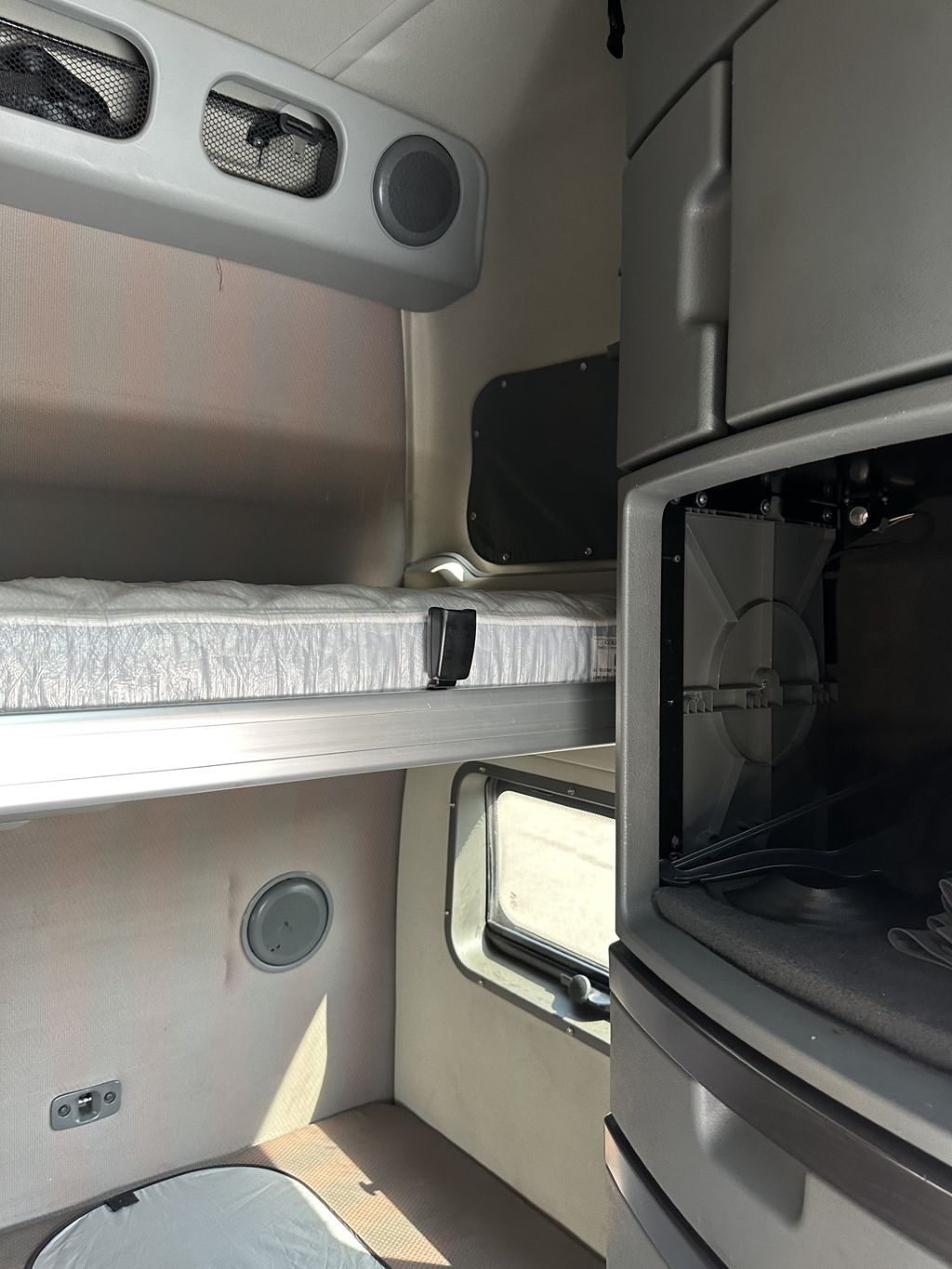 Slide images of Tandem Axle Sleeper Cab Rentals 