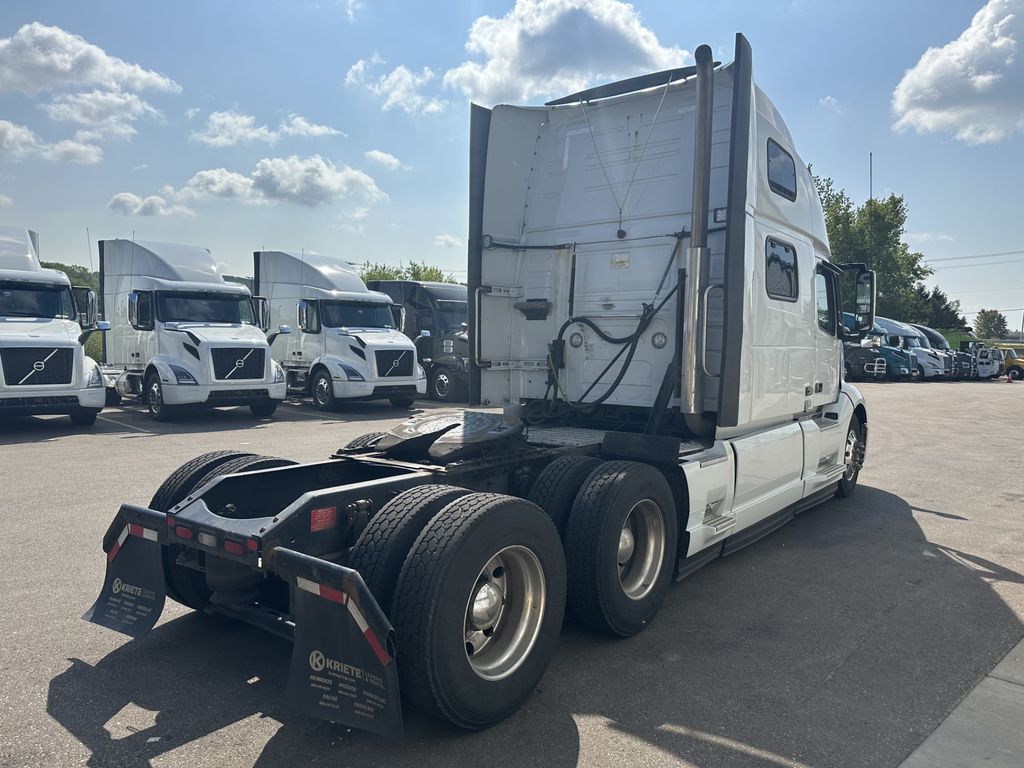 Slide images of Tandem Axle Sleeper Cab Rentals 