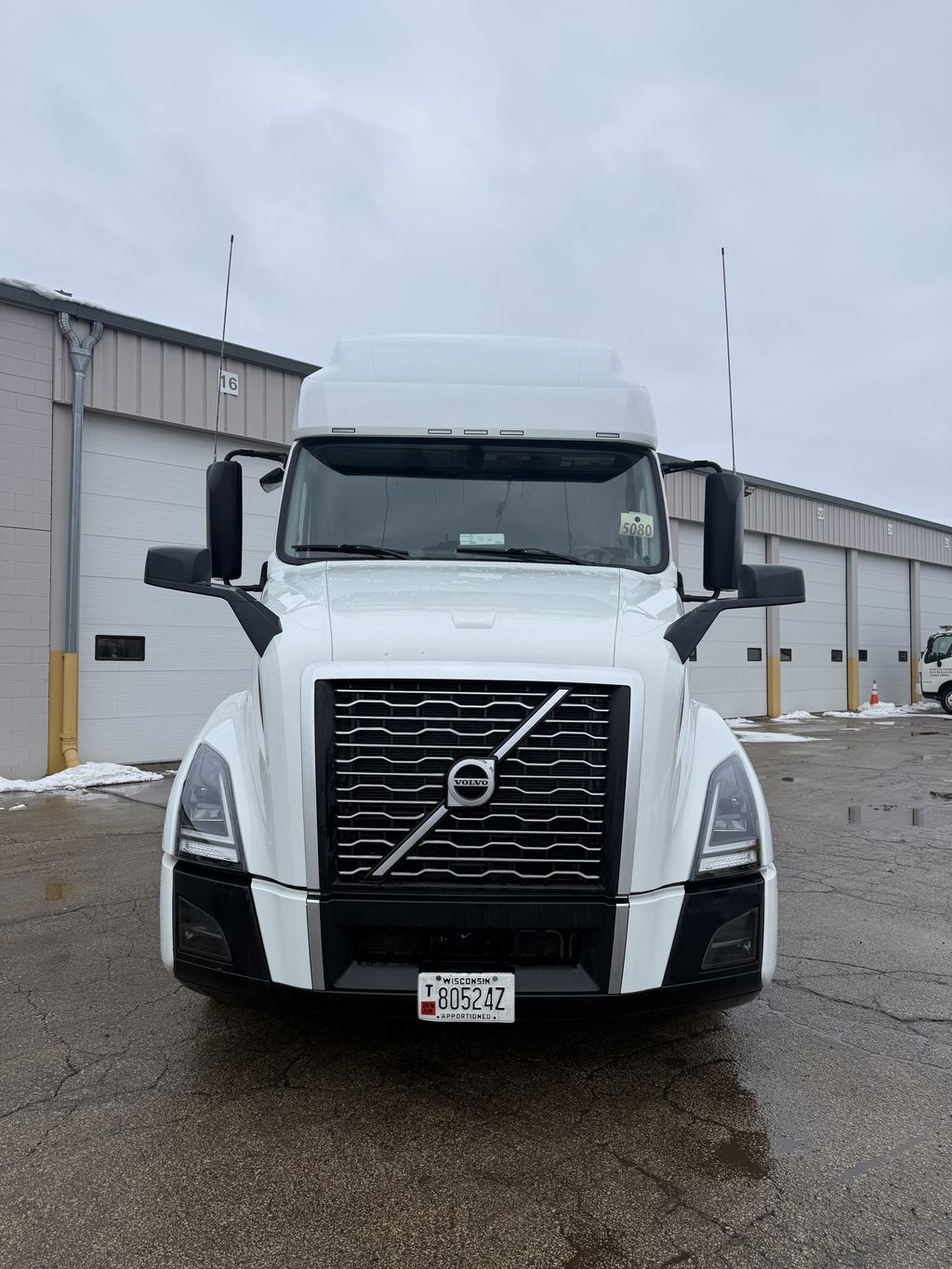 Slide images of Tandem Axle Sleeper Cab Rentals