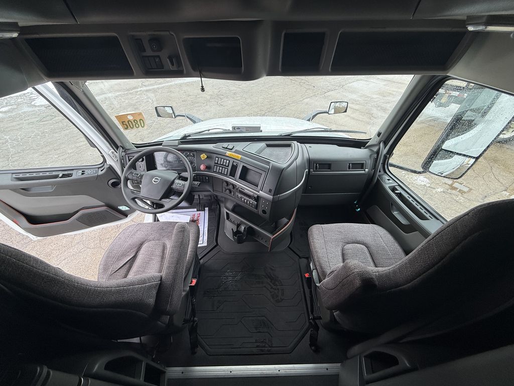 Slide images of Tandem Axle Sleeper Cab Rentals