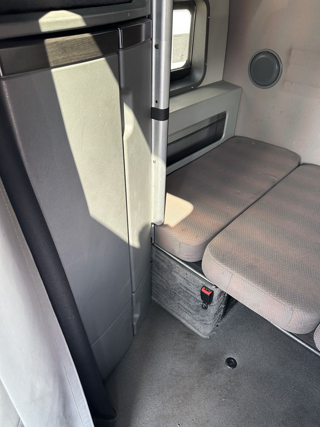 Slide images of Tandem Axle Sleeper Cab Rentals 