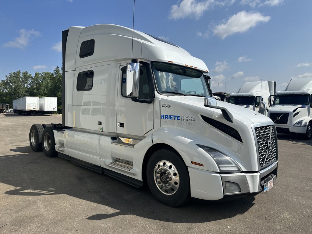 Slide images of Tandem Axle Sleeper Cab Rentals 