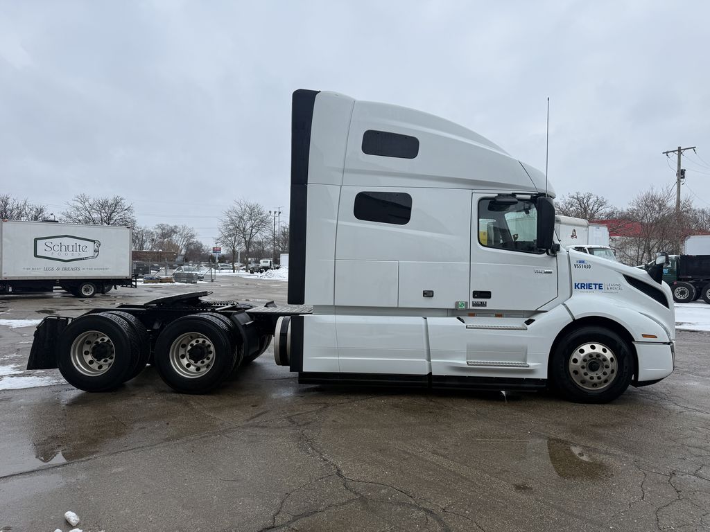 Slide images of Tandem Axle Sleeper Cab Rentals