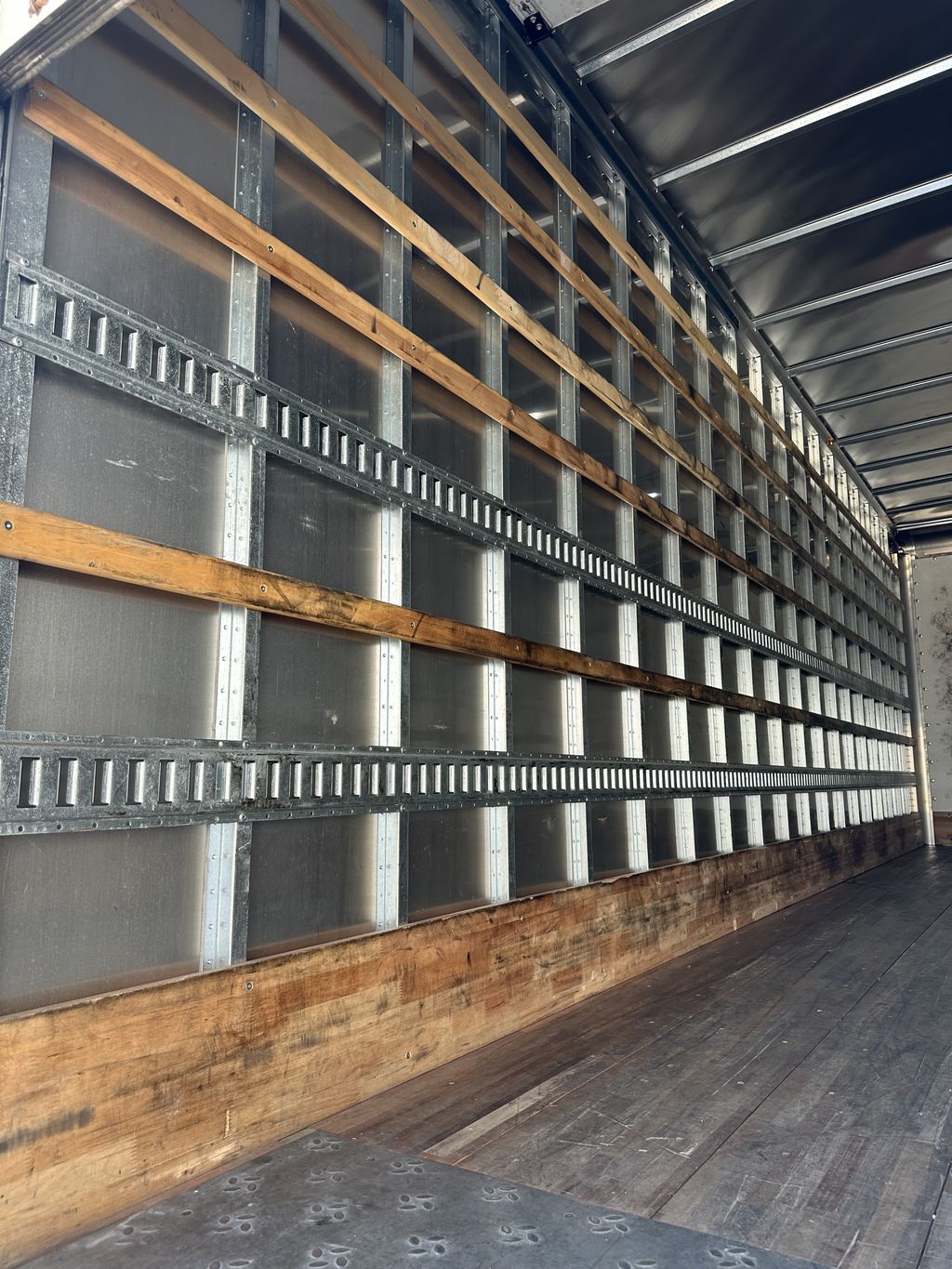 Slide images of Box Truck Rentals 