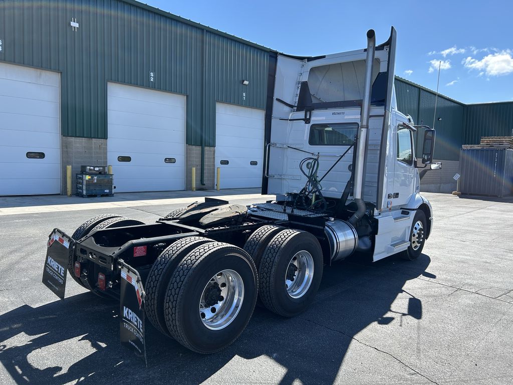 Slide images of Tandem Axle Day Cab Wet Kit Rentals 