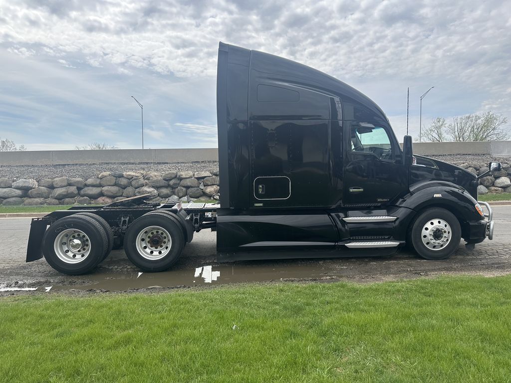 Slide images of 2020 KENWORTH T680
