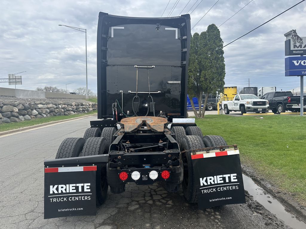 Slide images of 2020 KENWORTH T680