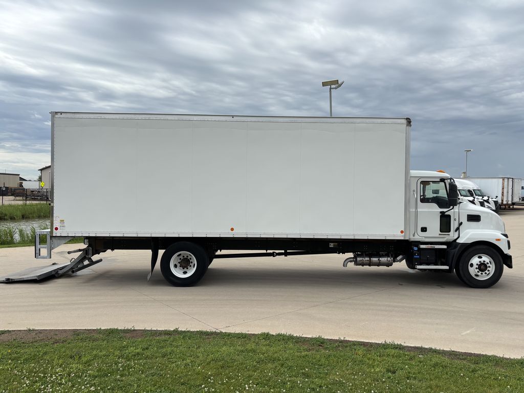Slide images of 2022 MACK MD642