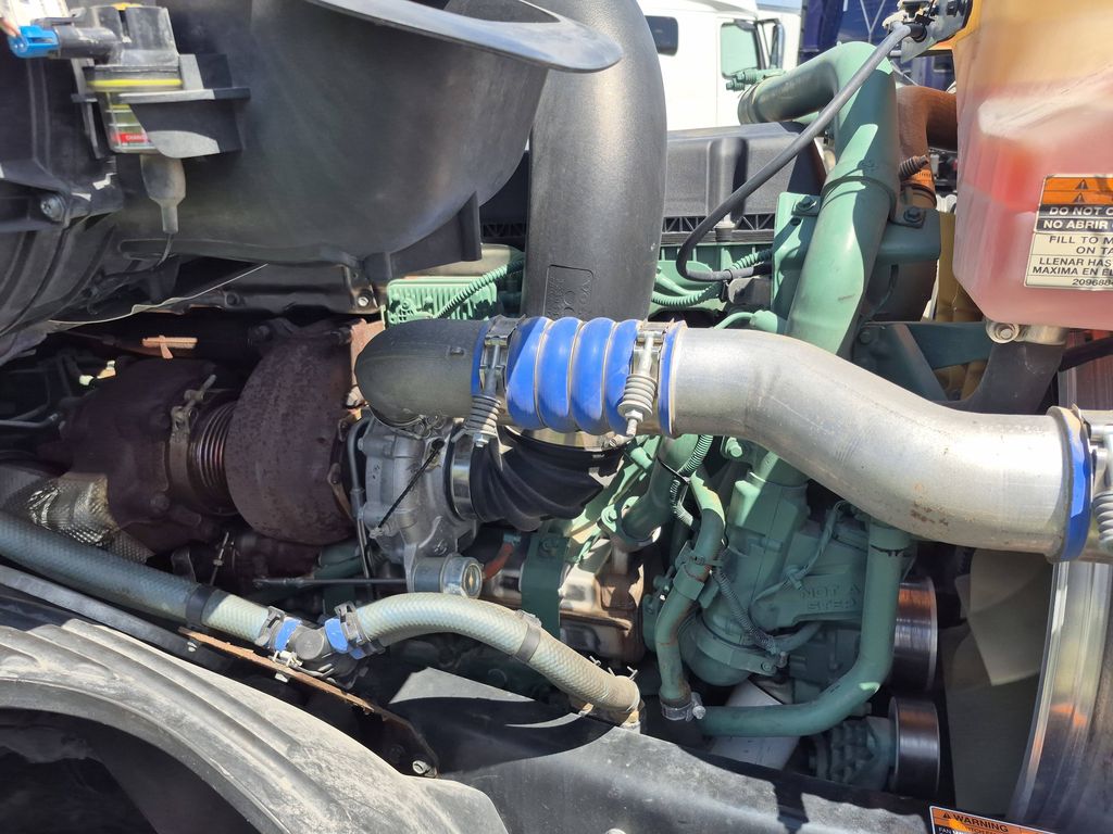 Slide images of 2021 VOLVO VNL64T860