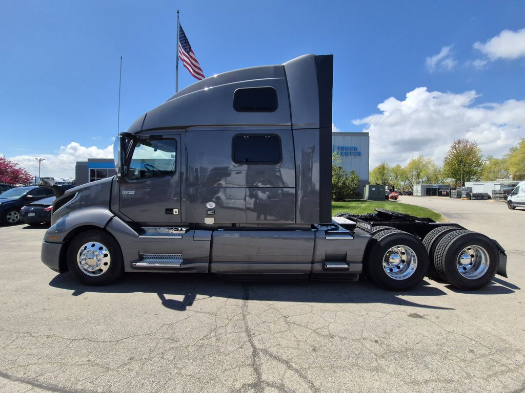 Slide images of 2021 VOLVO VNL64T860