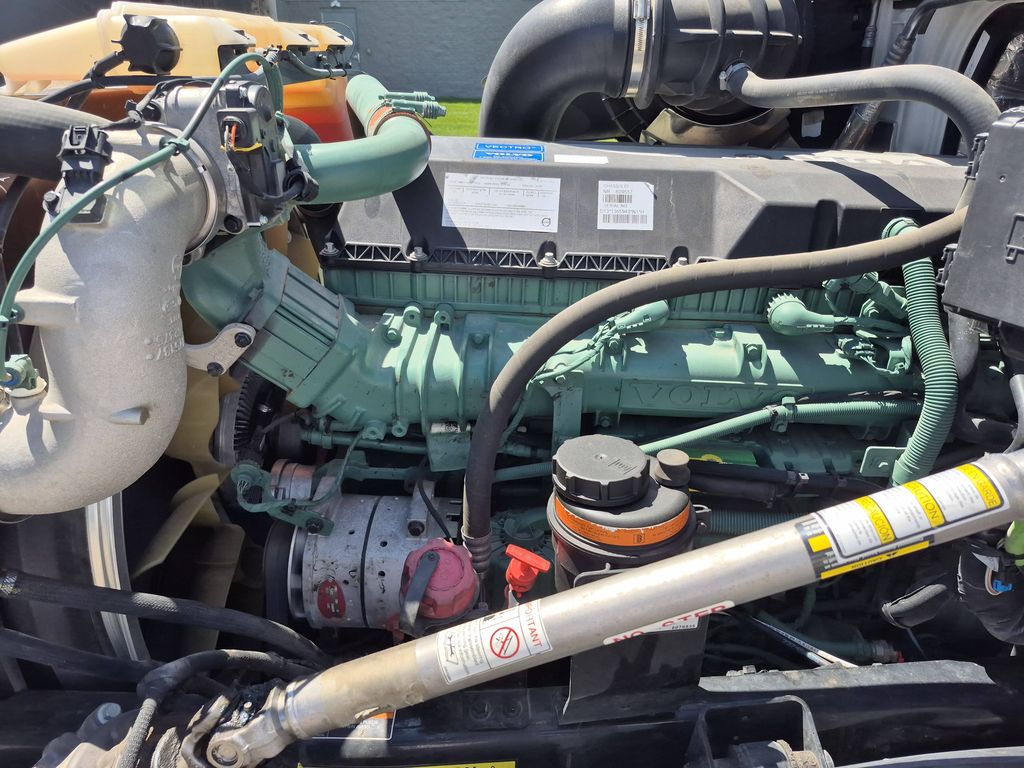 Slide images of 2021 VOLVO VNL64T860
