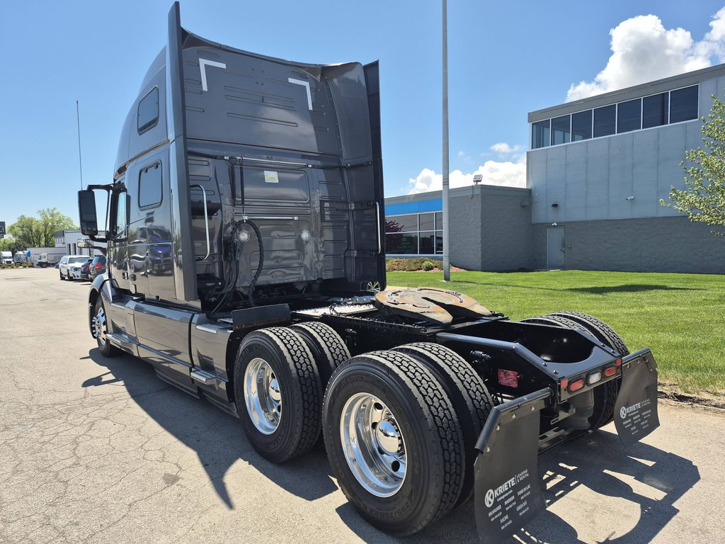 Slide images of 2021 VOLVO VNL64T860