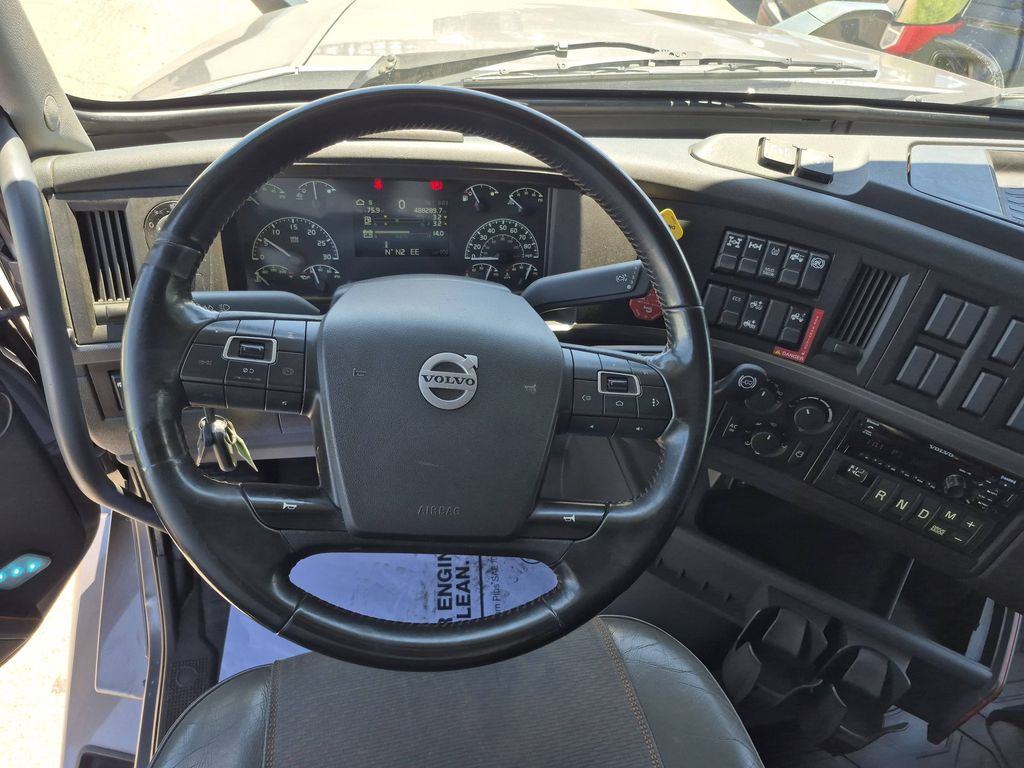 Slide images of 2021 VOLVO VNL64T860