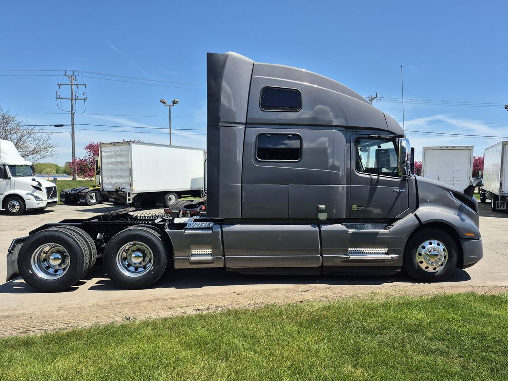 Slide images of 2021 VOLVO VNL64T860