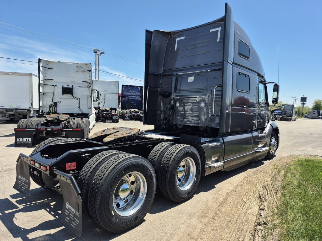 Slide images of 2021 VOLVO VNL64T860