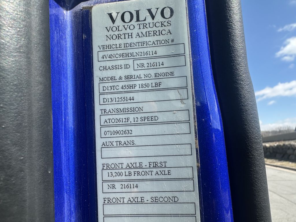 Slide images of 2020 VOLVO VNL64T860