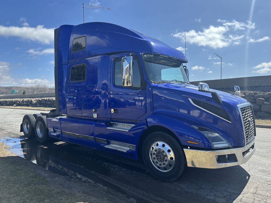 Slide images of 2020 VOLVO VNL64T860