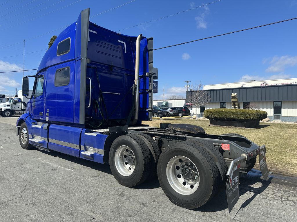 Slide images of 2020 VOLVO VNL64T860