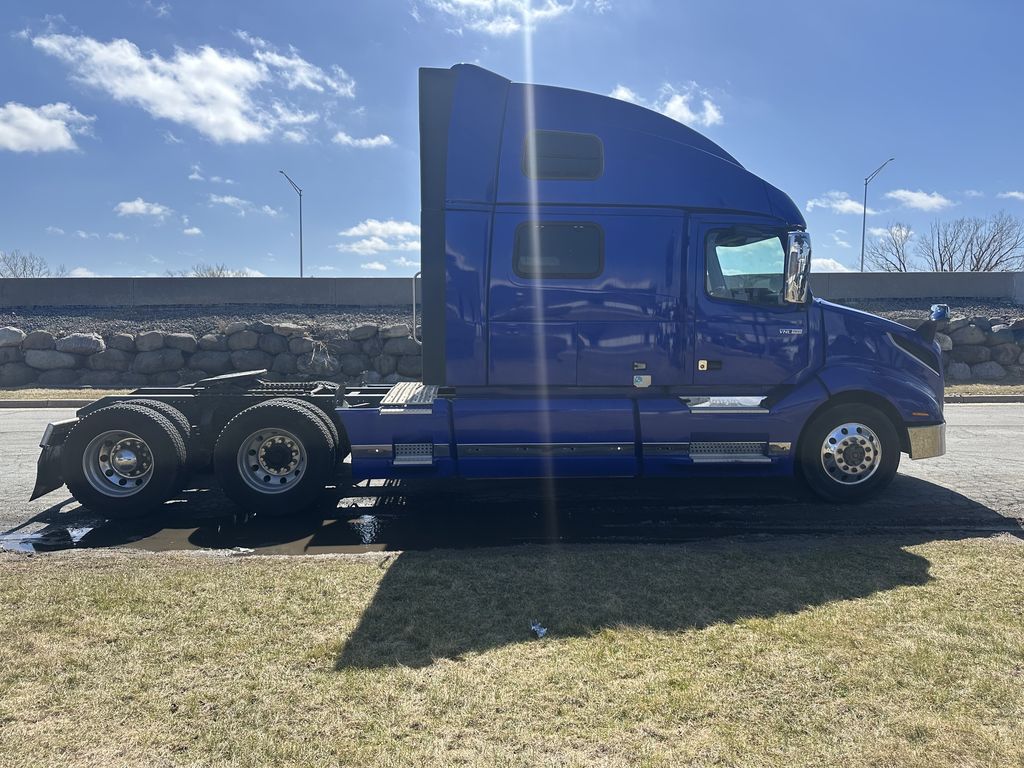 Slide images of 2020 VOLVO VNL64T860