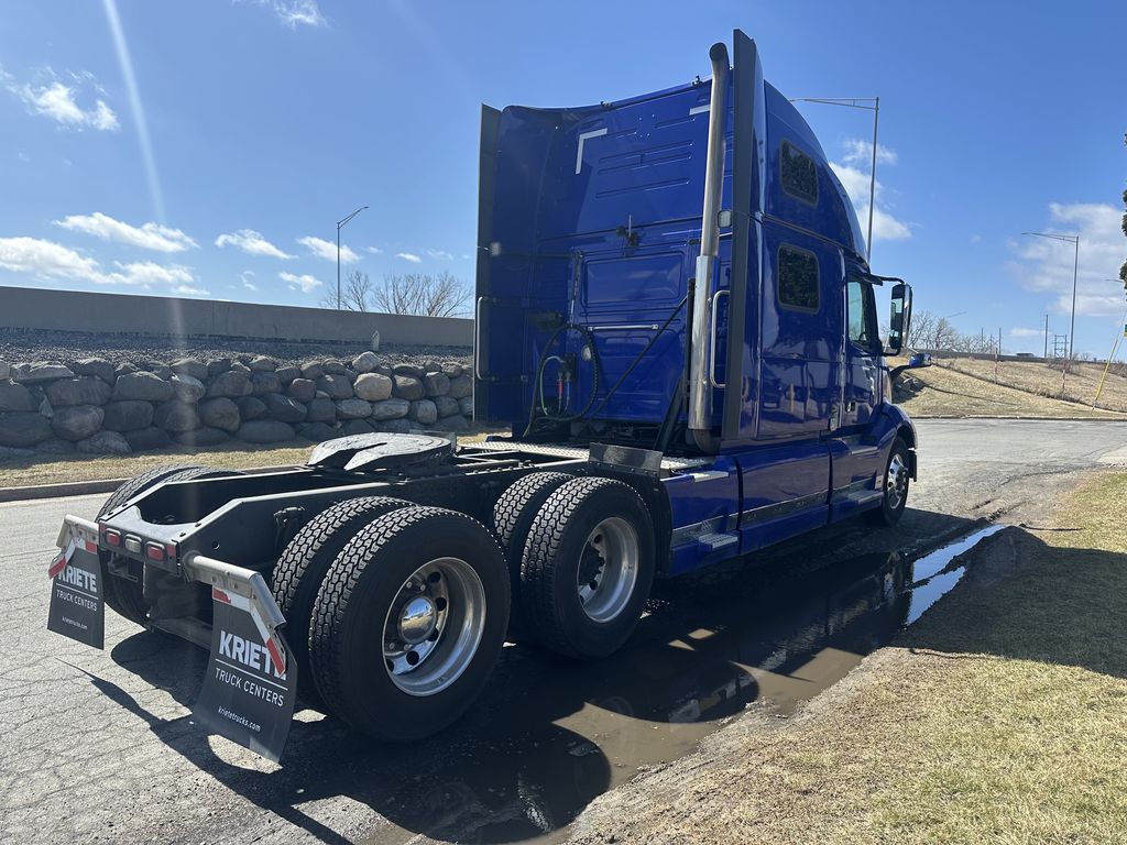 Slide images of 2020 VOLVO VNL64T860