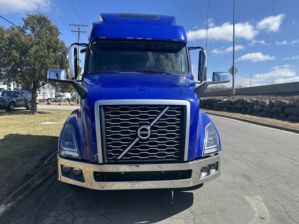 Slide images of 2020 VOLVO VNL64T860