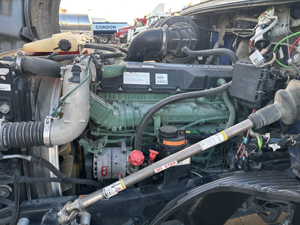 Slide images of 2020 VOLVO VNL64T860