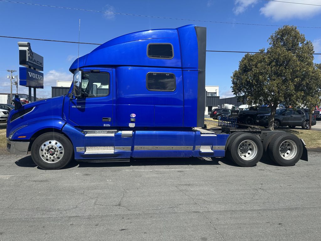 Slide images of 2020 VOLVO VNL64T860