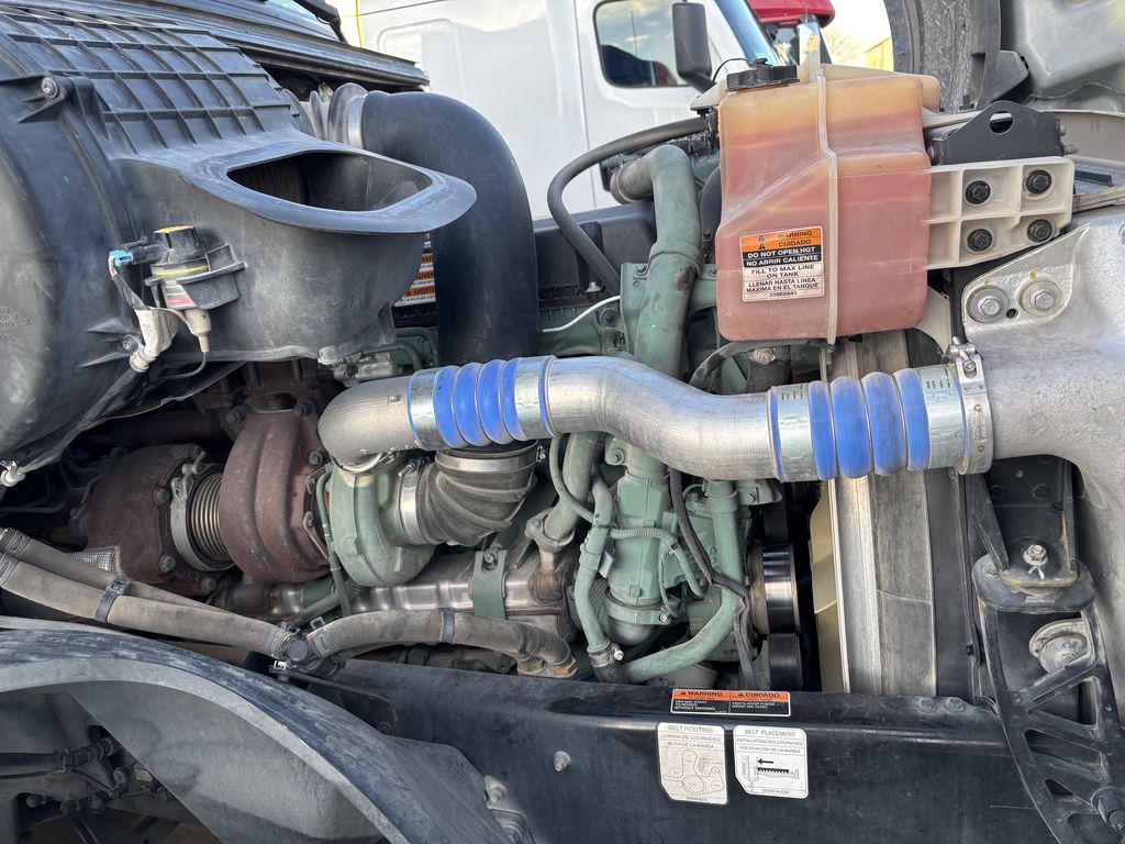 Slide images of 2020 VOLVO VNL64T860