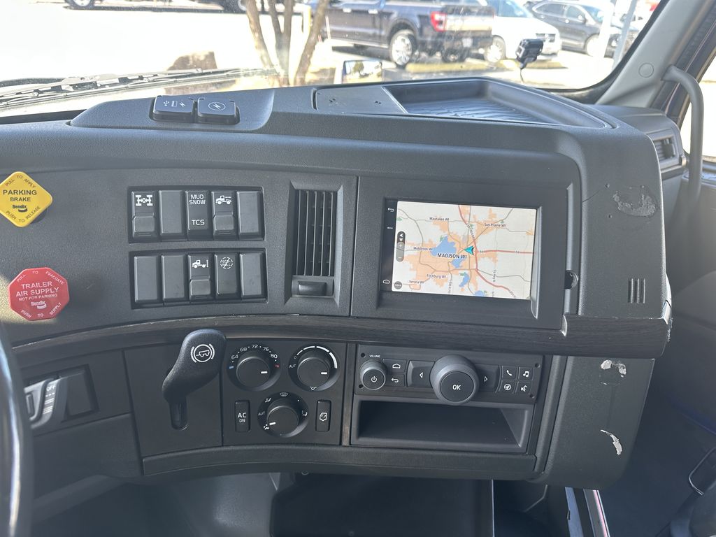 Slide images of 2020 VOLVO VNL64T860