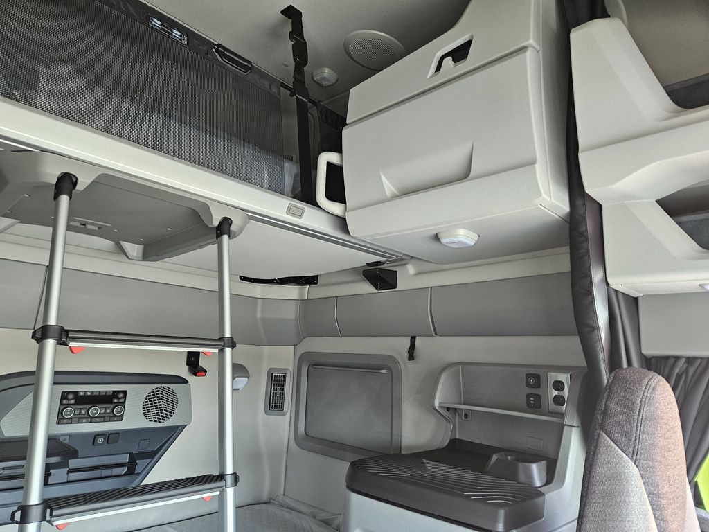 Slide images of 2025 VOLVO VNL64T860