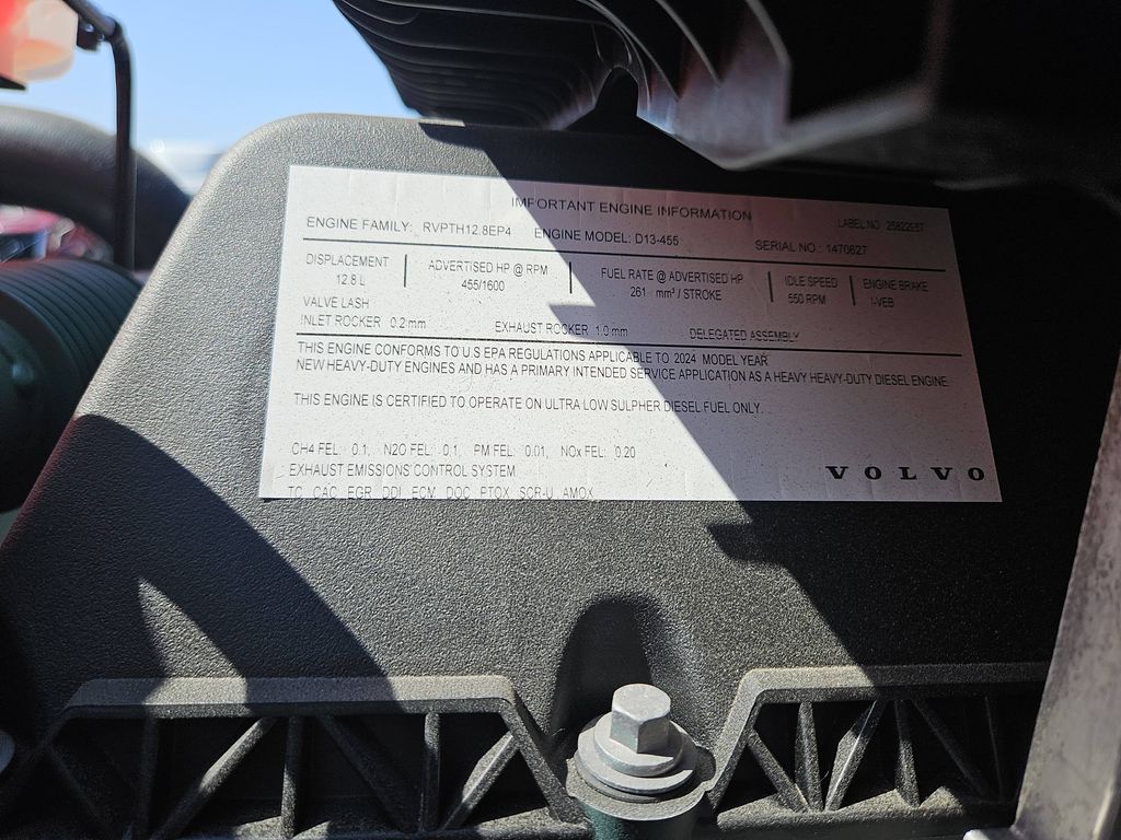 Slide images of 2025 VOLVO VNL64T860
