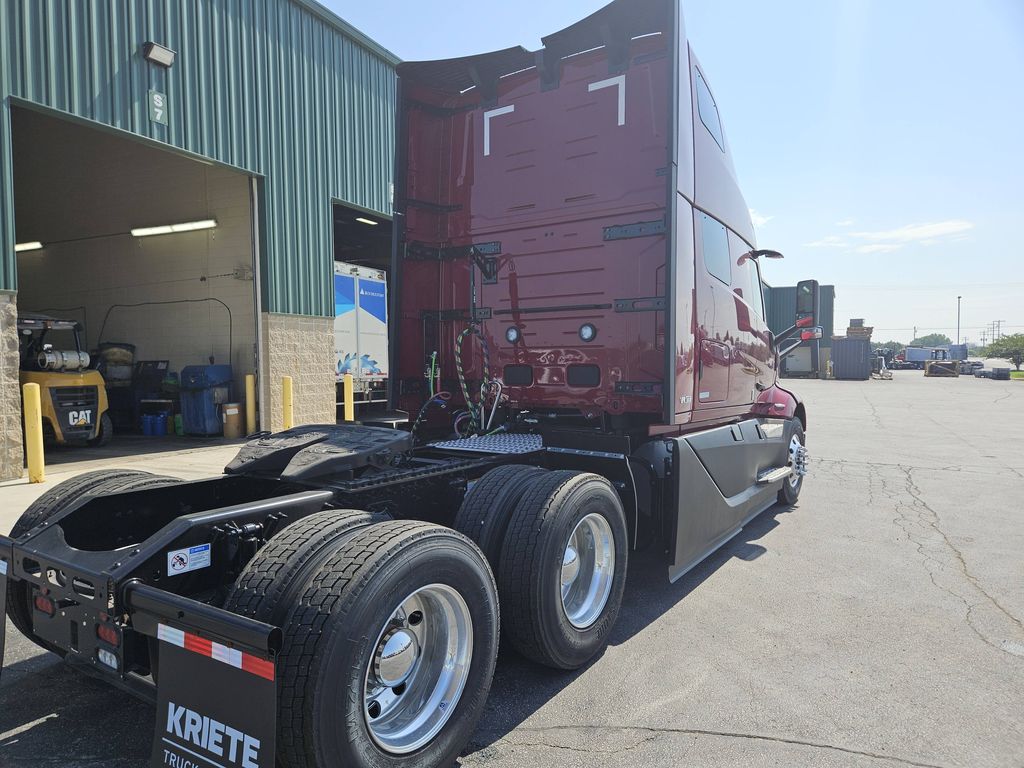 Slide images of 2025 VOLVO VNL64T860
