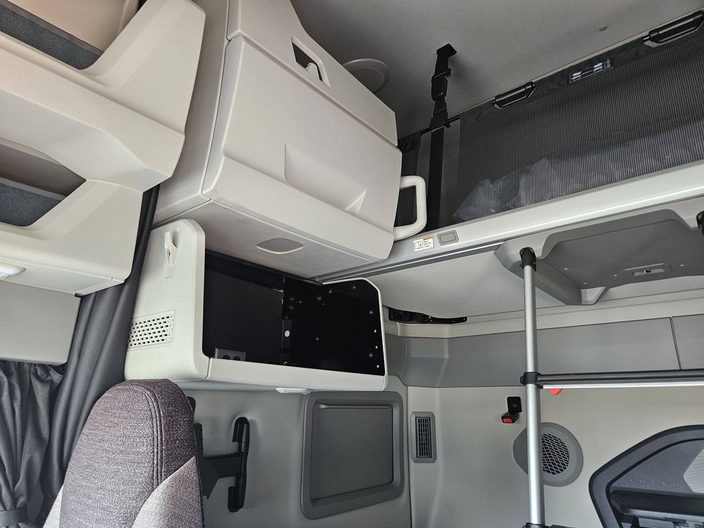 Slide images of 2025 VOLVO VNL64T860