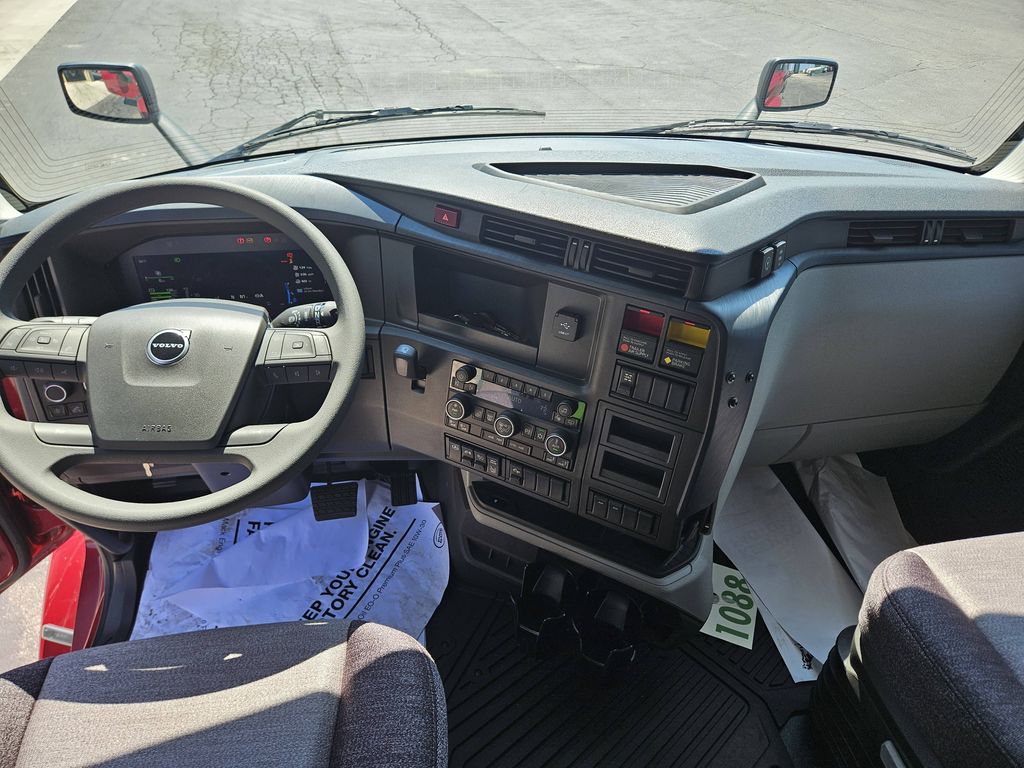 Slide images of 2025 VOLVO VNL64T860